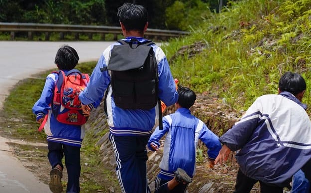 Khoai Chở Trăm Nụ Cười Về Bản Nơi thắp sáng nụ cười em thơ